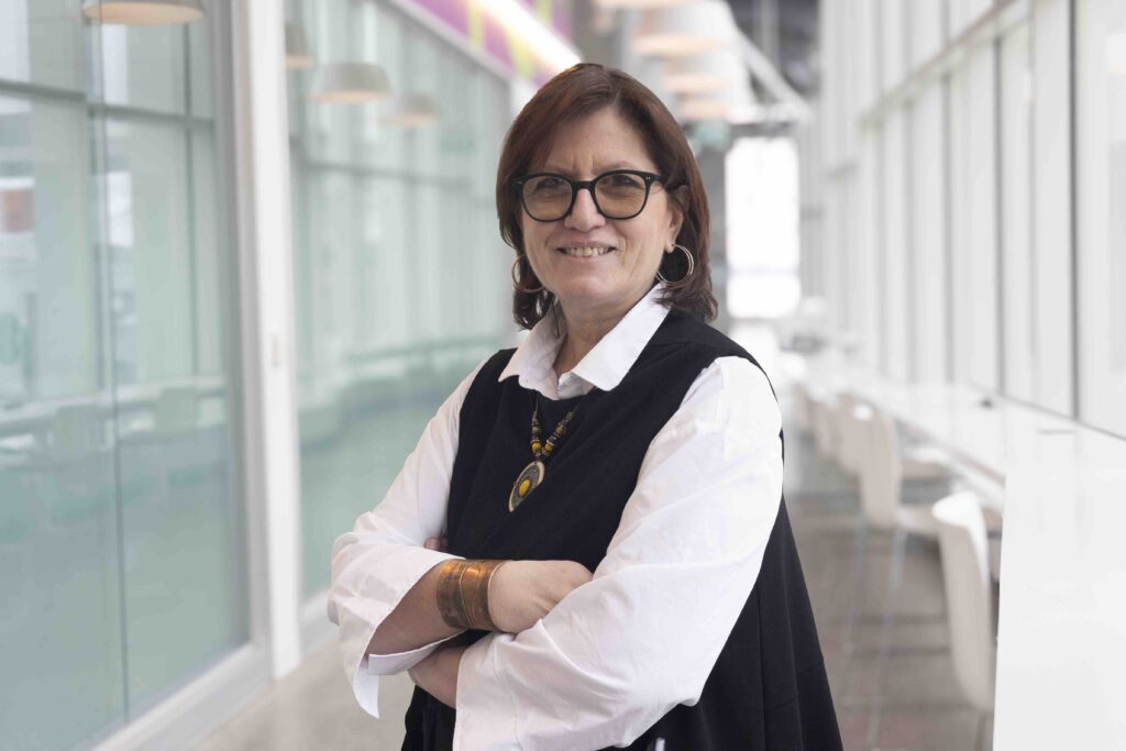 Portrait de Hela Zahar, professeure en cultures numériques