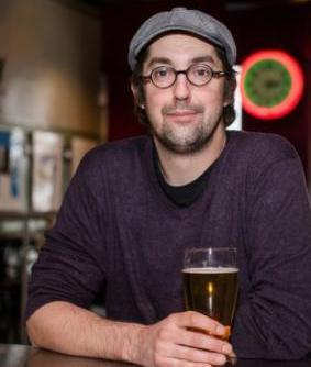 Portrait de Maxime Catellier, poète invité à la Grande Nuit de la poésie, lors de sa visite au ccdMalvina